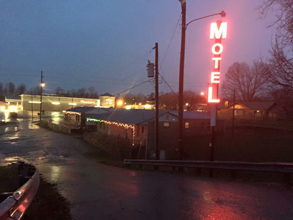 Scenic River Inn Motel Wartburg Bagian luar foto